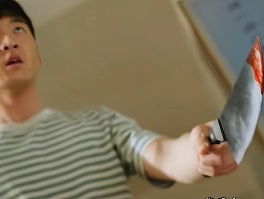 追剧《我的山与海》李行客在学校食堂吃饭，怎么还随身带那么大一把刀子？
     