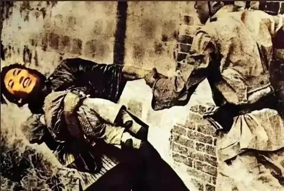 1938年，徐州会战。一位母亲抱起孩子想逃跑，却被日军拦截，日军想行不轨之事。谁