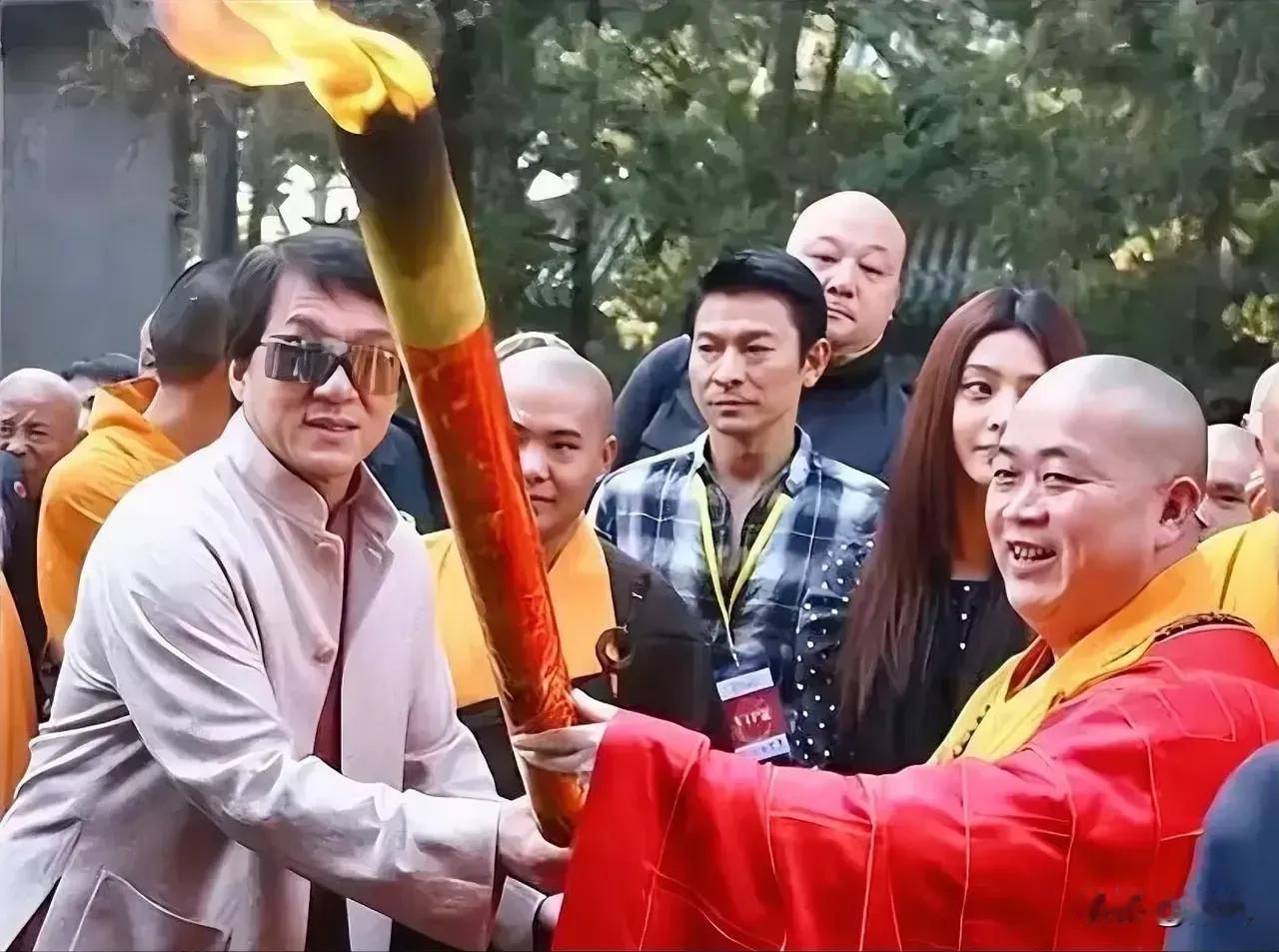 释永信确实不是一般人，
普通人很难和他说上话，
但他的朋友却遍布全球。
 
著名