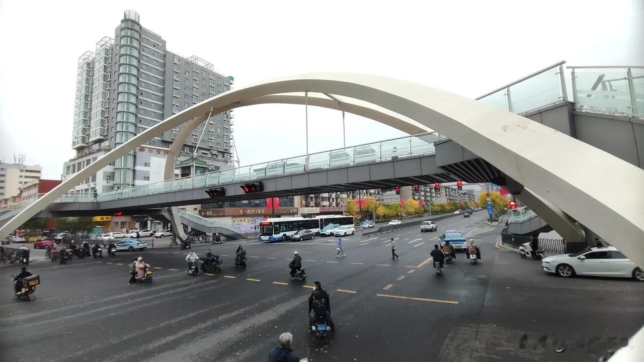 怎么你也不会想到，下面给大家呈现的这张精彩图片，是于今日所拍摄。
它就是千年古城