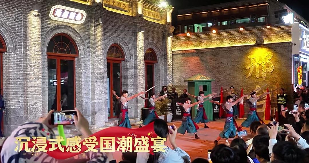 我有个疑问，就是好南关也好，其他景区也好，节假日里那些演员是哪里请来的？他们平时