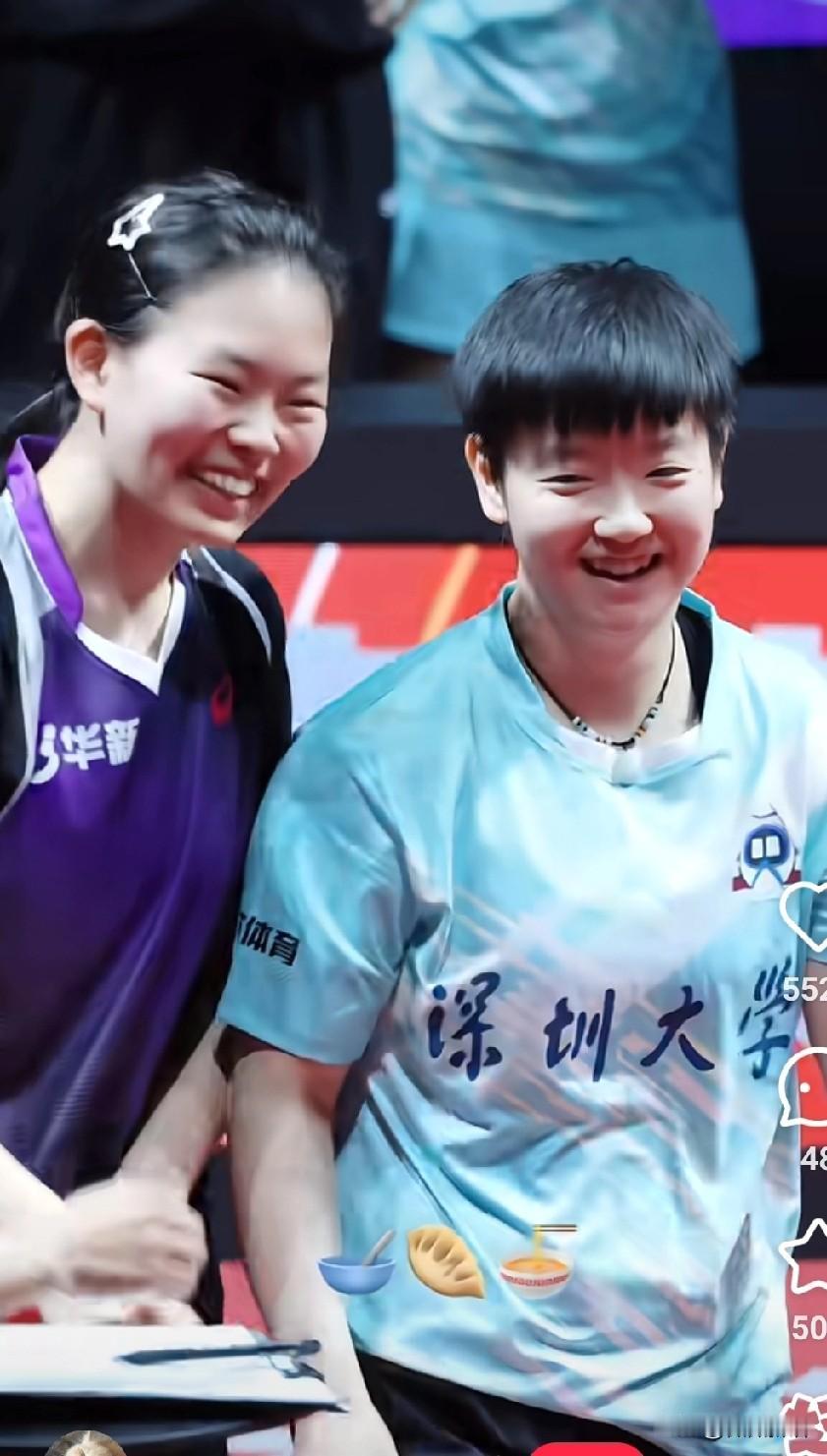 莎莎对小师妹真好啊。
比赛结束，莎莎对姚睿轩真好，虽然站在赛场上是对手，但是打完