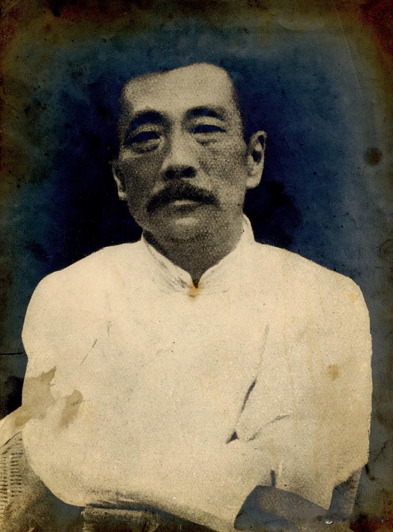 1933年5月26日，鲁迅为美国记者埃德加·斯诺编译《活的中国》一书所拍摄的半身