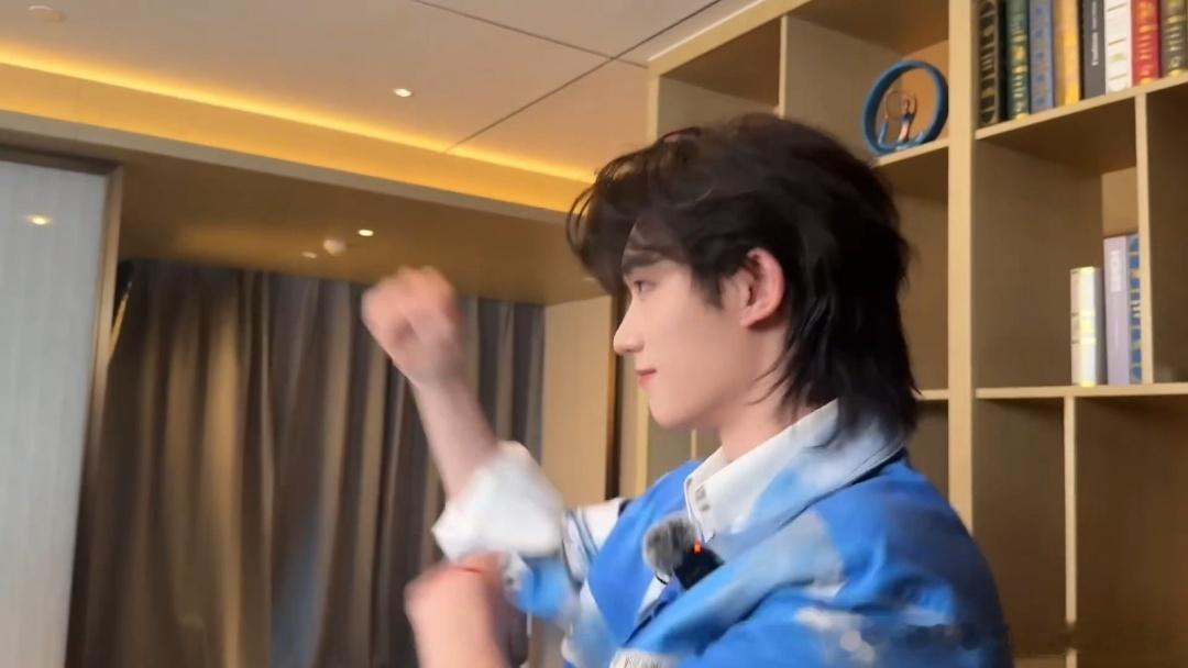 丁程鑫来开推的第一课花絮丁程鑫被开推所有人骗了开始推理吧 花絮记录了他被集体“欢
