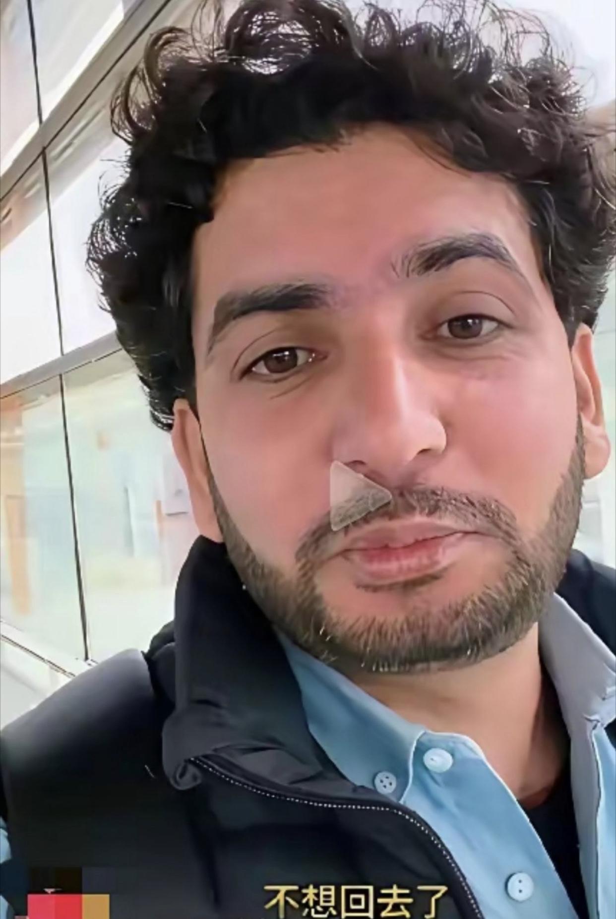 有一位印度男子表示：他来中国旅行后，有点不想回印度了，因为中国各方面都好于印度，