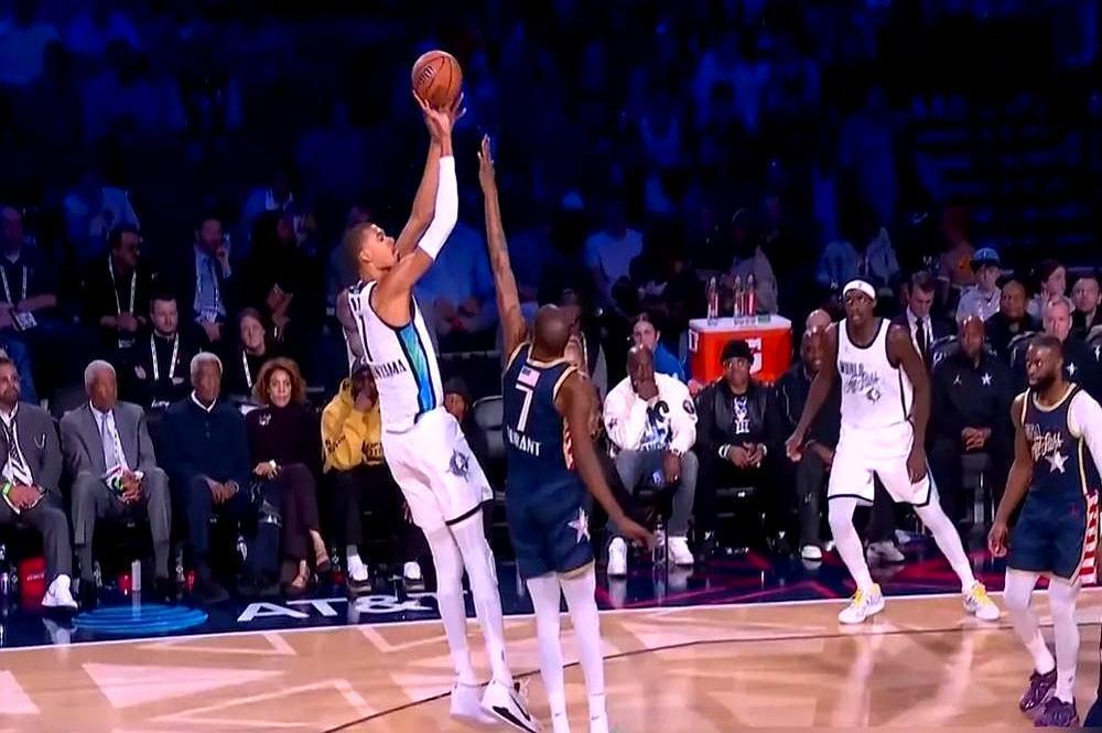 12分钟砍31分，全明星MVP选票却投给了别人。
 
他叫伦纳德。开始连全明星替