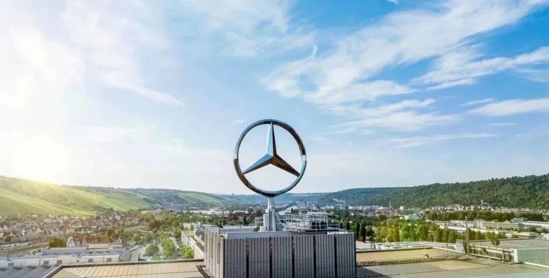 奔驰变卖卡车股份
日前，德国豪华汽车制造商梅赛德斯-奔驰宣布将出售部分戴姆勒卡车