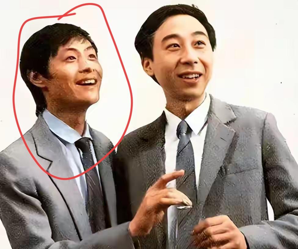 两个穿西装的年轻人站在一起。左边👈🏻这位是谁？右边的都认识小巩哥，都是相声演