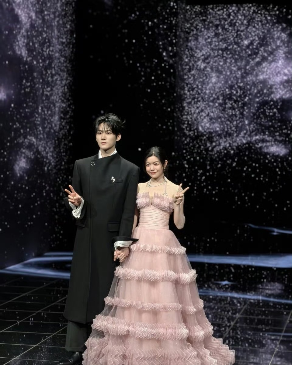 陈妍希周柯宇牵手vocal！甜毁了给我。。。。 