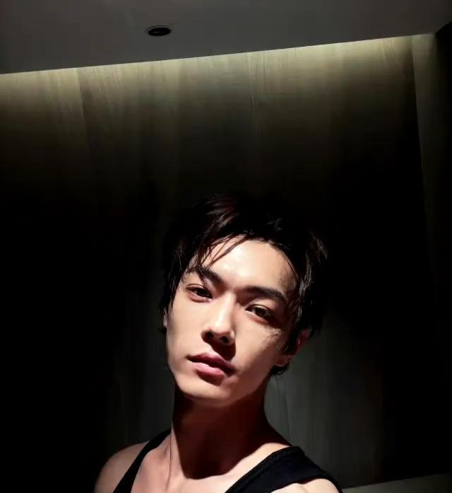 许凯前女友爆锤劈腿成性！酒店强吻、连环出轨、冷暴力，时间线全梳理

“他把自己衣