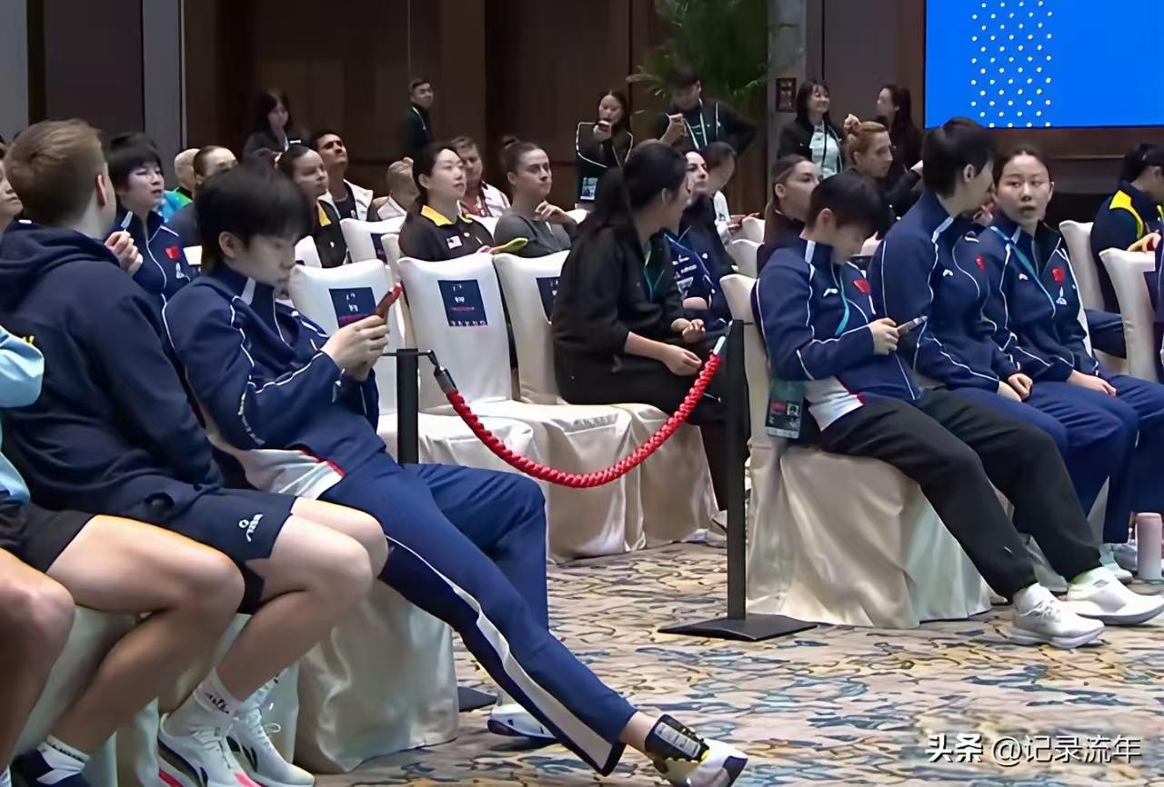 抽签仪式上，莎莎和王楚钦一样的动作，都在忙着刷手机和回复信息，看来品牌方又再找他