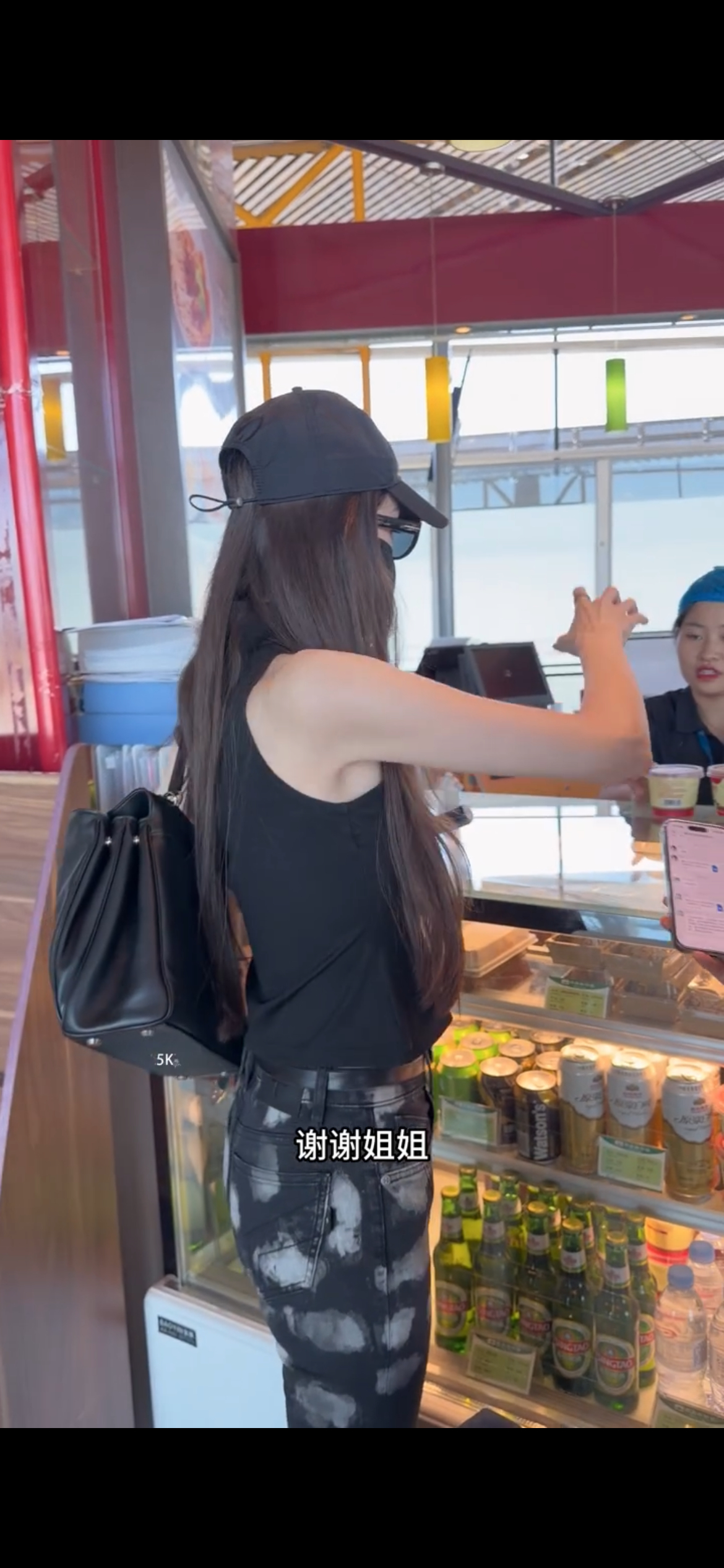 娜扎快赶不上飞机还请粉丝喝酸奶娜扎对待粉丝好温柔真的可以让大家感受到这种用心，并