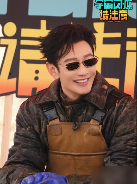 刚在《奔跑吧》被全组晾成透明人，转头就跟黄晓明联手赢炸了！
 
你没看错，就是邵