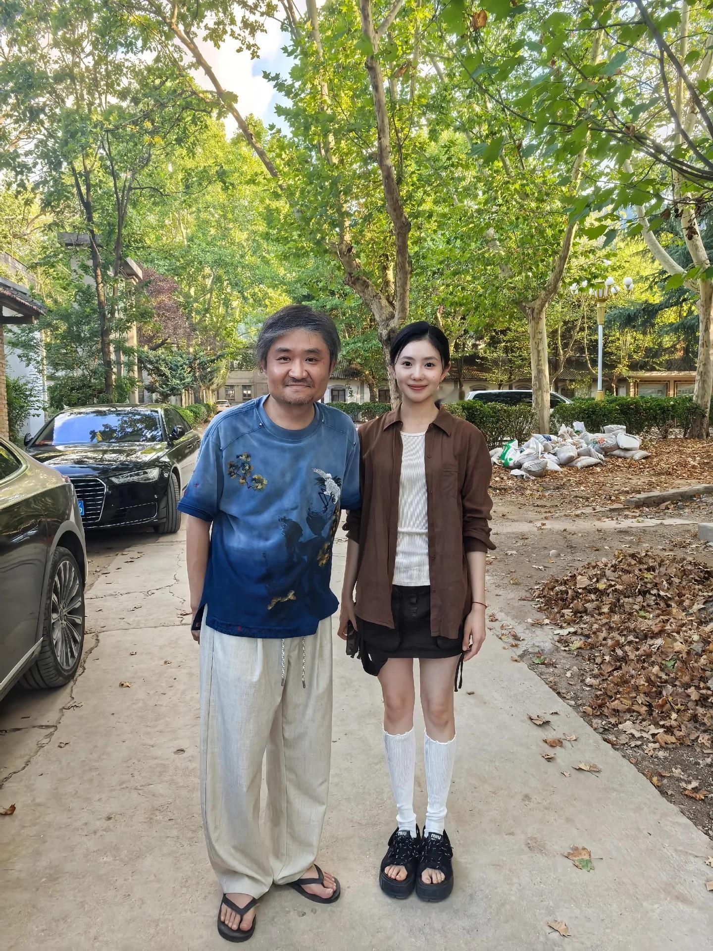 国家一级演员苗阜分享和刘浩存的合照存子往这一站像个小手办似的🦦好小的脑袋…… 