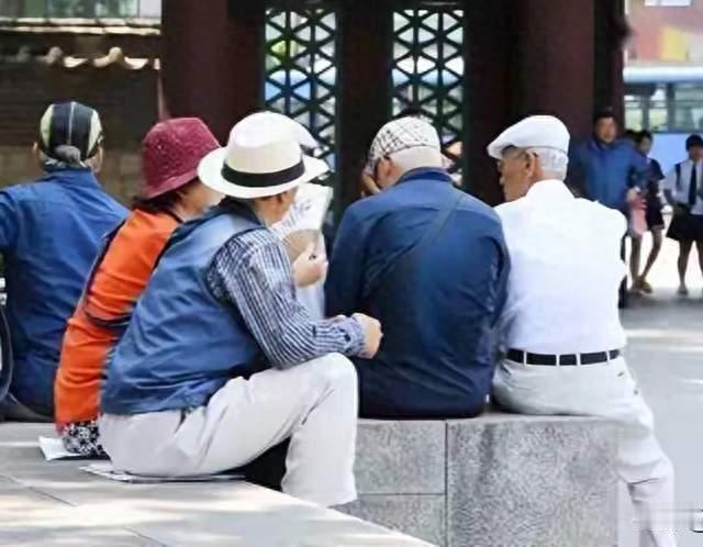 有人大胆预测：明后两年，会有越来越多家庭，主动把老人送养老院