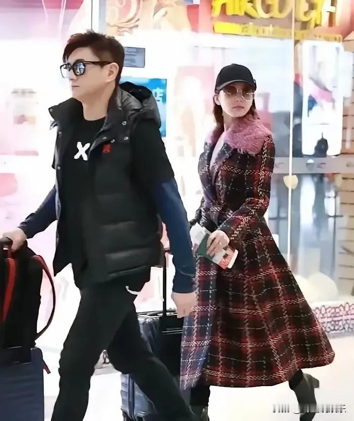 这对夫妻也是不容易，
不是被传离婚，就是在被传离婚的路上，
明星夫妻那么多，但像