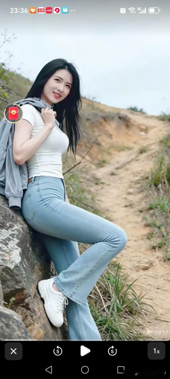 独自夏日公园漫步，穿搭超赞。白T配碎花牛仔短裙，清爽显瘦。修身短款白T凸显细腰，