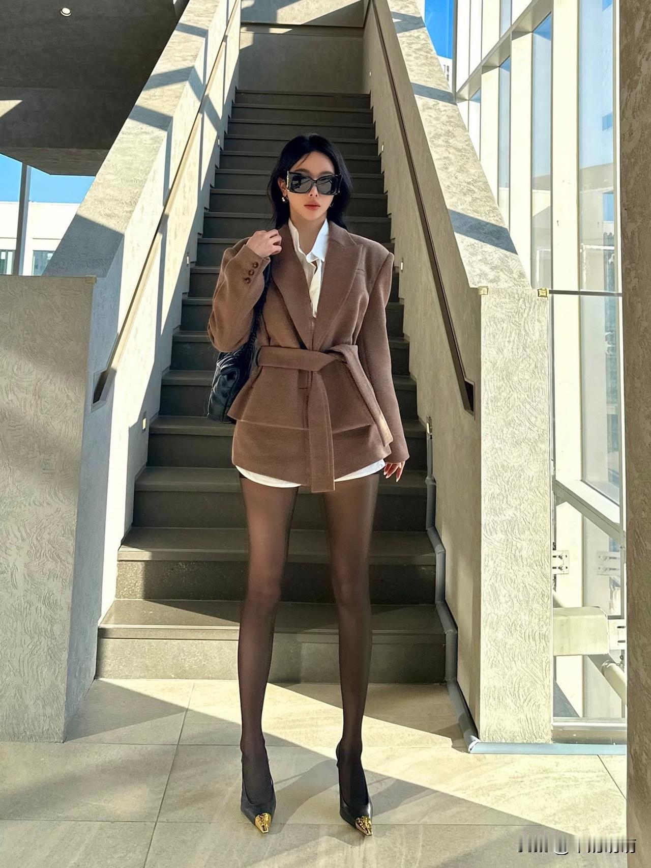 棕色大衣搭配白色衬衫，简约又优雅，轻松穿出高级感！棕色显气质穿搭