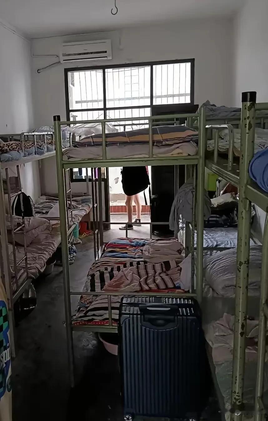 这学校住宿条件艰苦吗？

反正我觉得还好！[笑哭]

我记得我当年上学的时候，我