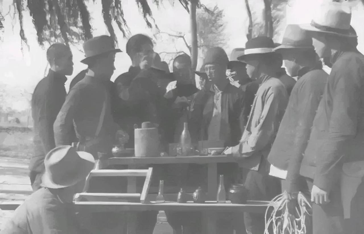 1942年，地下党员赵兴兰被捕。一个伪军给他送饭时，突然敲了敲碗底，还说要救他出