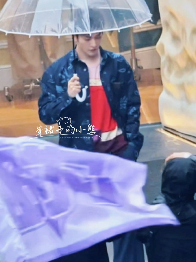 邓为Dior南京活动路透下雨也挡不住邓为出图邓为Dior南京活动路透，下雨也挡不