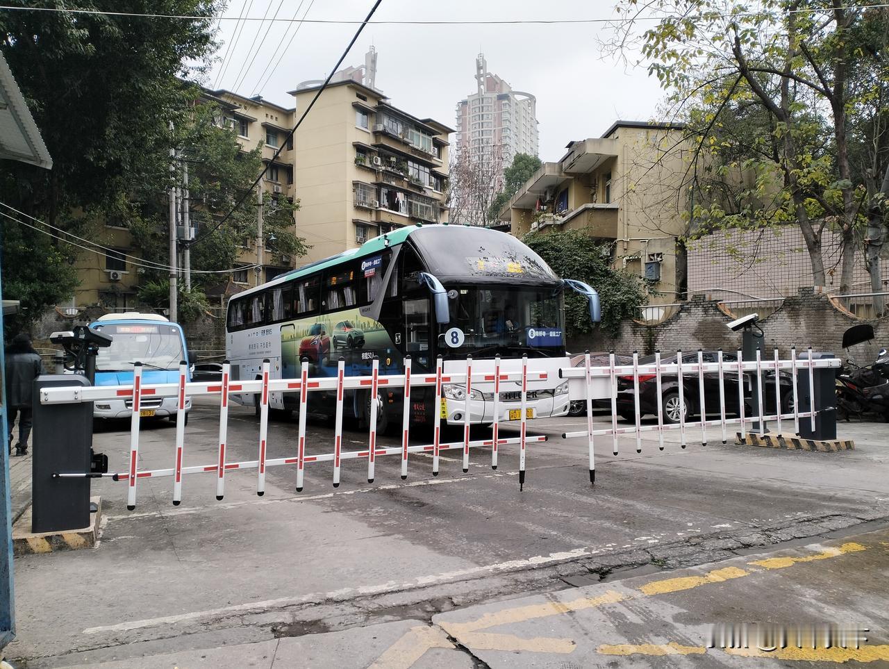 记录我的2026重庆双碑公交站，记得这里是1990年建设的车场，最初只是217路