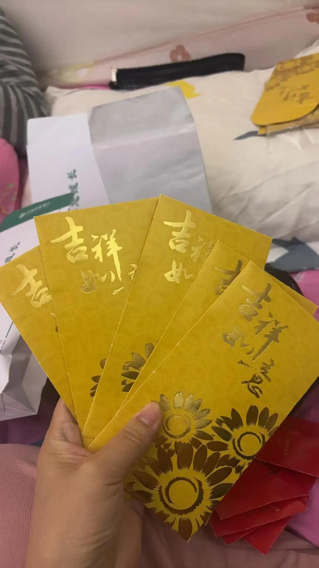 你们那里过年给小孩红包，都是给多少钱呀 。

我老家湖南郴州的，过年给孩子压岁钱