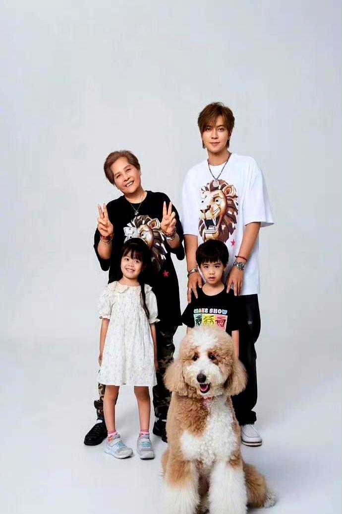 幸好周扬青走得快。
 

他一会儿说自己得了“微笑抑郁症”，一会儿又带着经纪人的