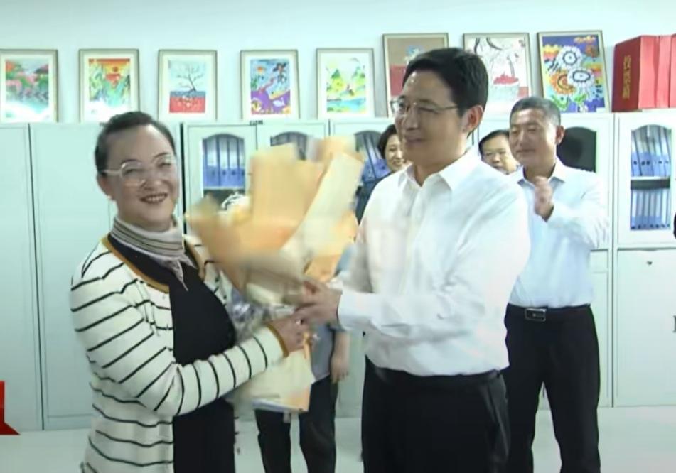 储祥好看望慰问一线教师
​         9月9日，运城市委书记储祥好在大禹学