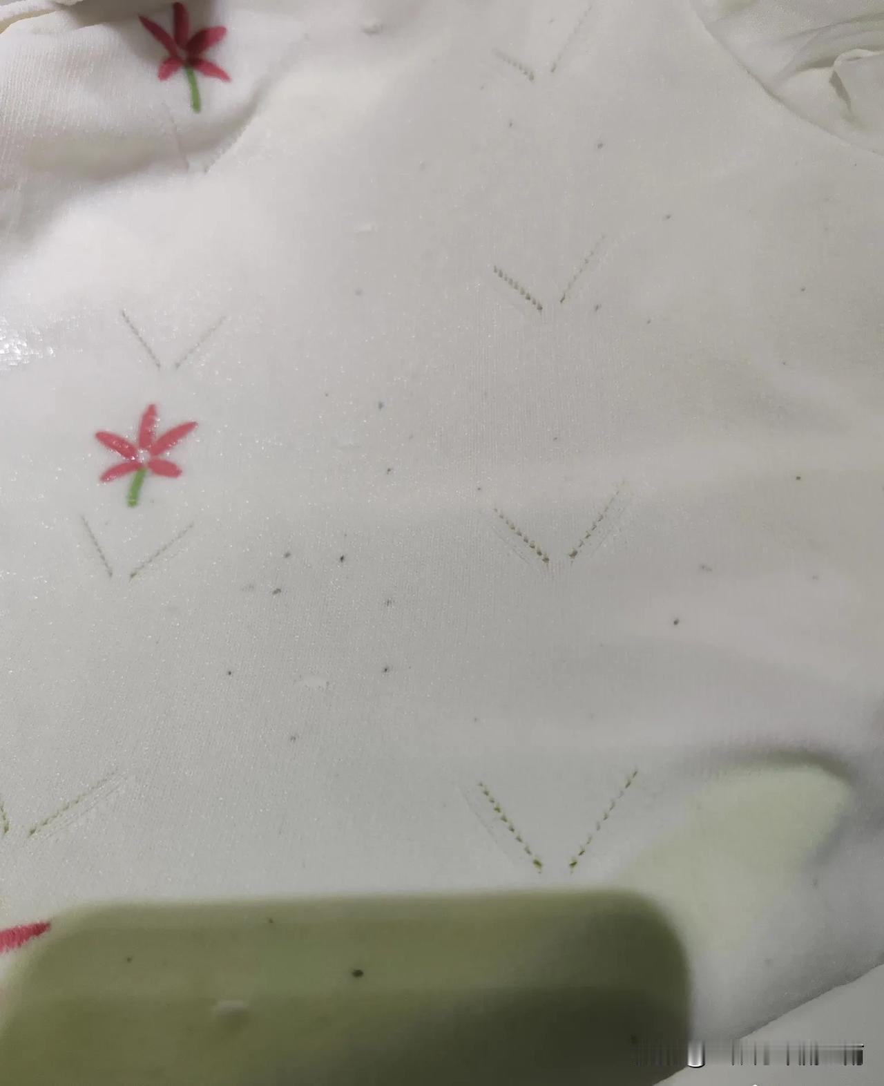 买白色棉质衣服的烦恼永远都是这样的，多穿几次，就出现了点点霉斑。
昨天穿的时候发