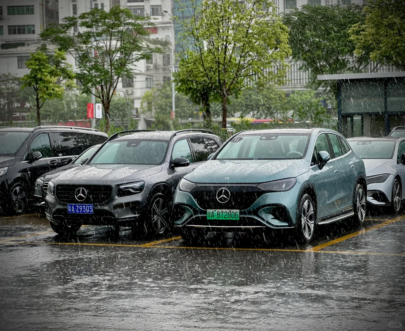 两个设计方向完全不同的语言出现在同一品牌