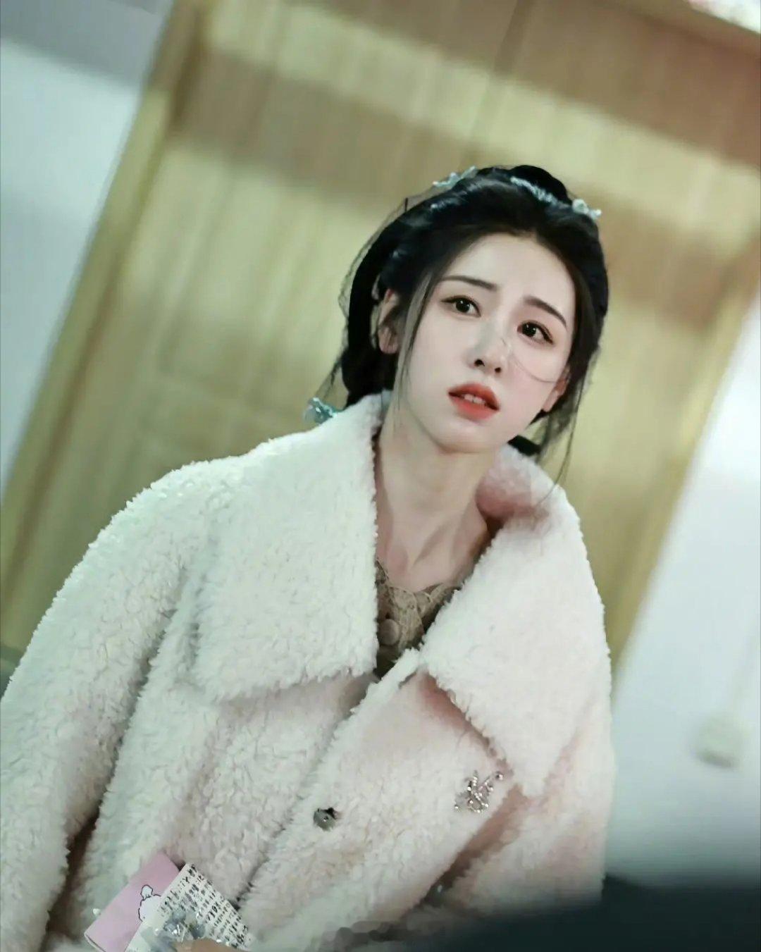 其实陈都灵就是弱女风，挑剧本也是，但粉丝非要在她身上找强女精神。 