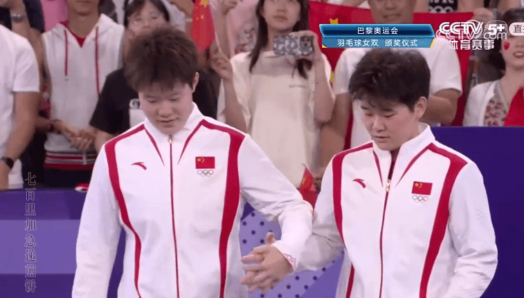 #全民聊奥运# 刘圣书和谭宁登上领奖台的瞬间，是蹦上去的，两人也太可爱了吧？ ​