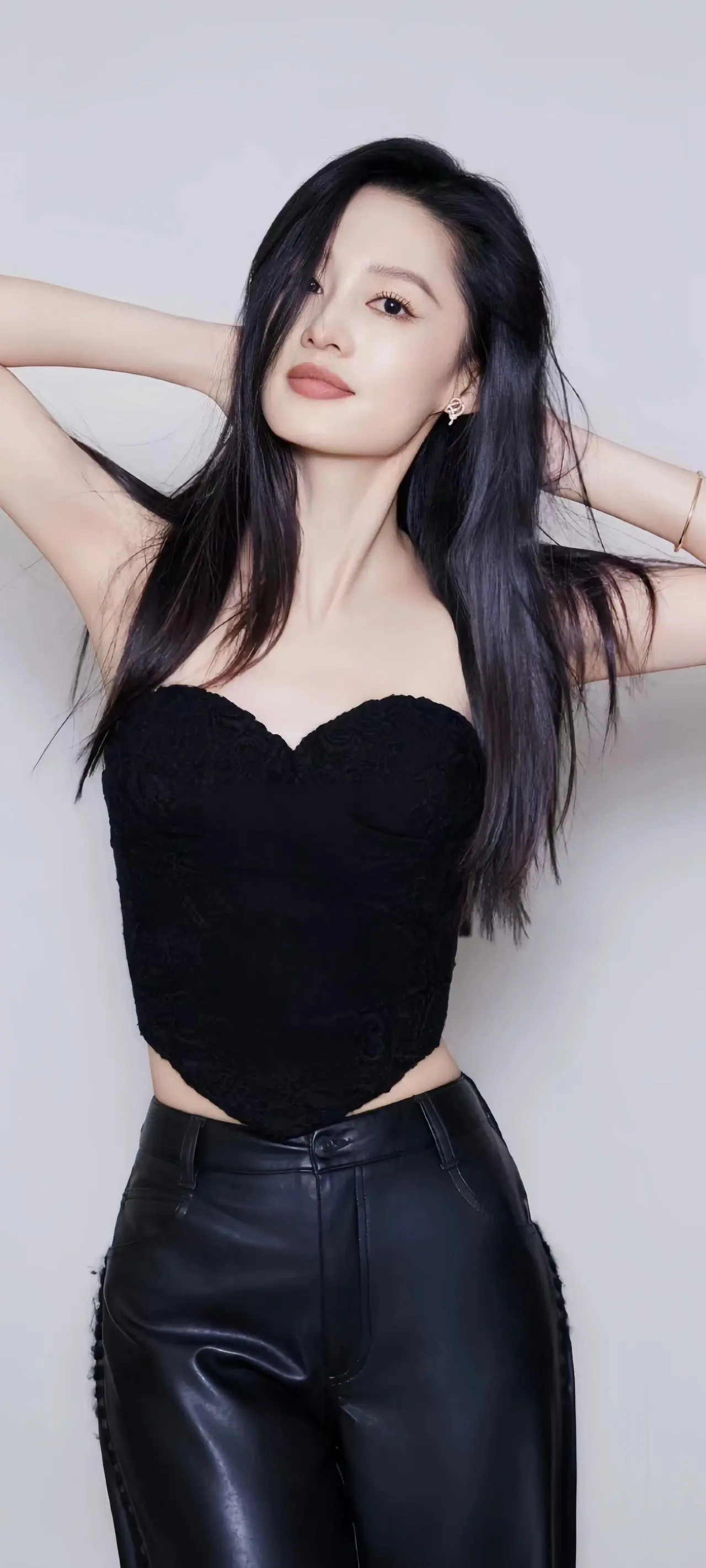 李沁 穿这身真丝滑，“🖤形肚兜”，性感迷人！