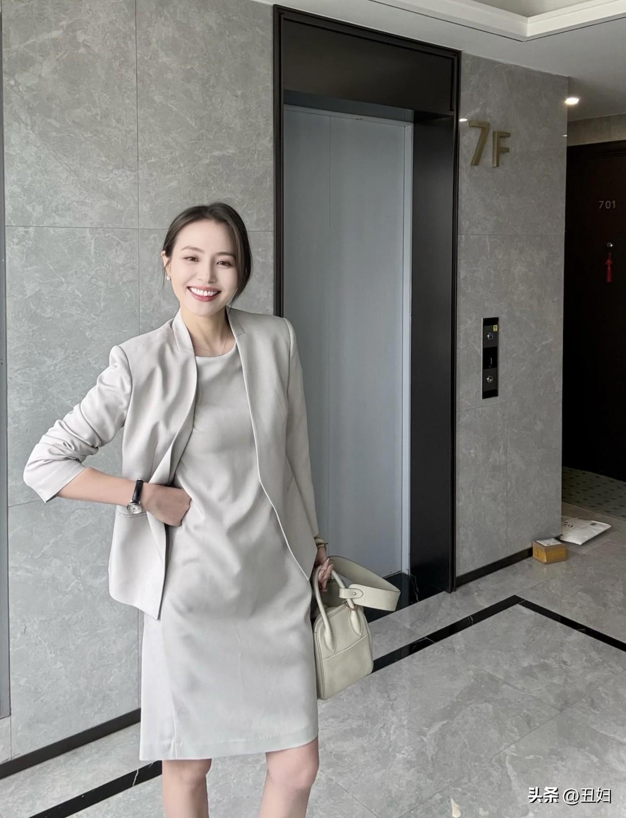 而且，她们内心乐观善良。面对难题，她们不是愁眉苦脸，而是笑着想办法。这种坚韧让人