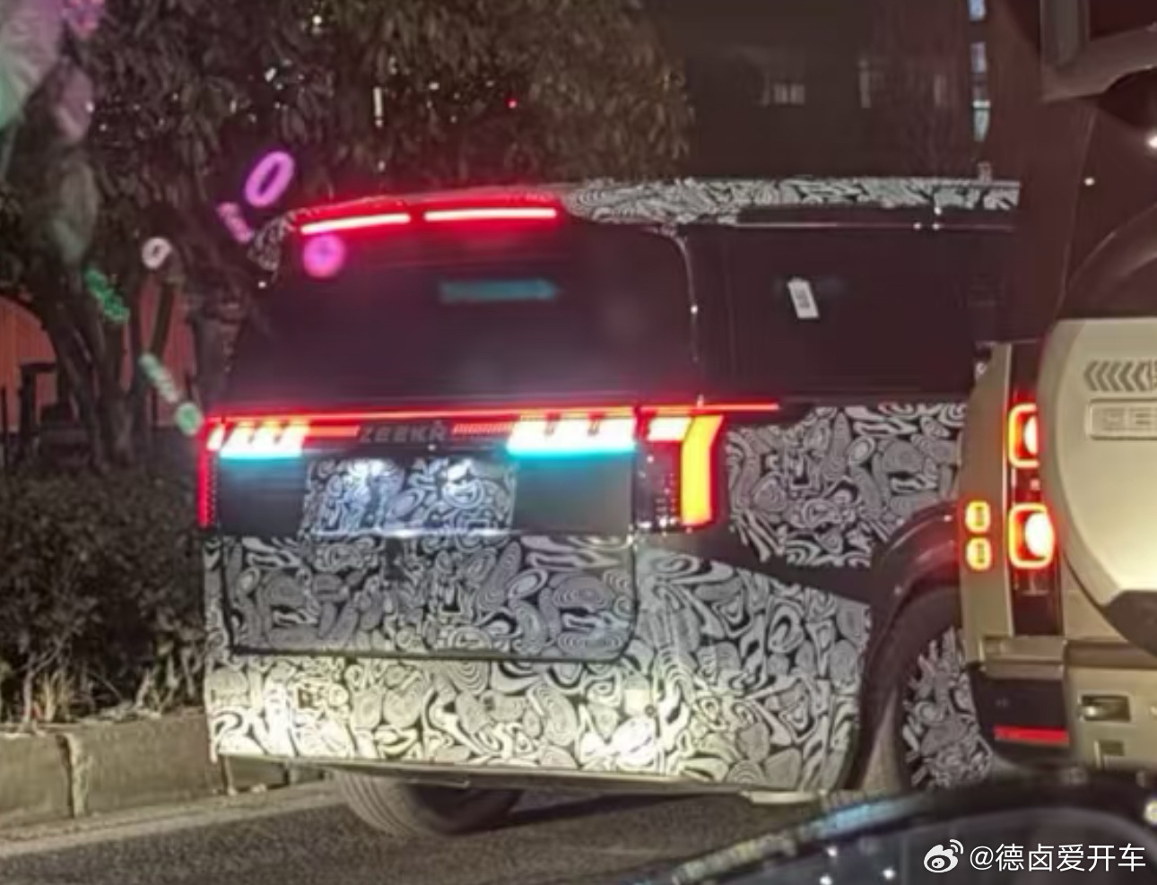 带小蓝灯的极氪009也在测试中，今年极氪MPV看点是插混 EF2H，豪华插混产品