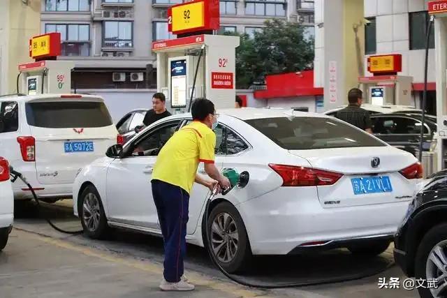 这两天霍尔木兹海峡航道被封，还有油轮在这儿被击沉。别觉得这事儿离咱们远，这可是全