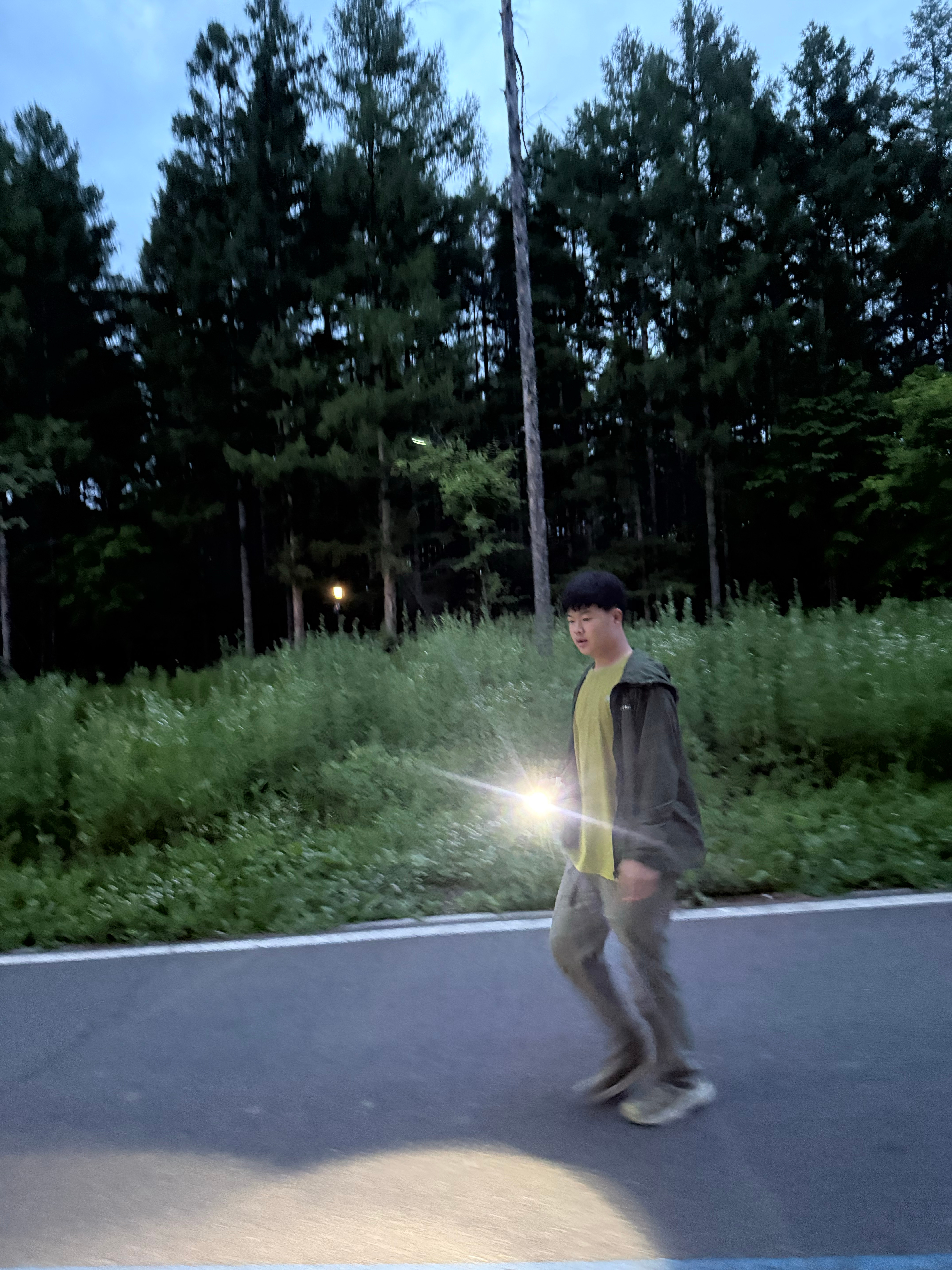 晚上陪艾文出来夜刷他使不完的力气说是吃了三根人参我为啥越走越累呢？不过天气好极了