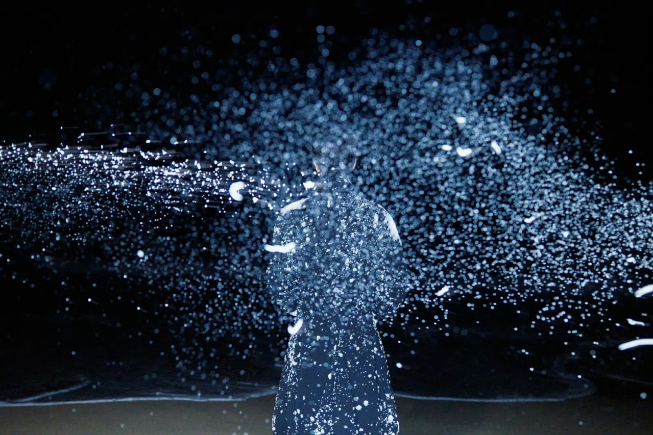 娱乐[超话]张凌赫闪耀ELLE ​张凌赫又有神图就了！张凌赫ELLE全新高定造型