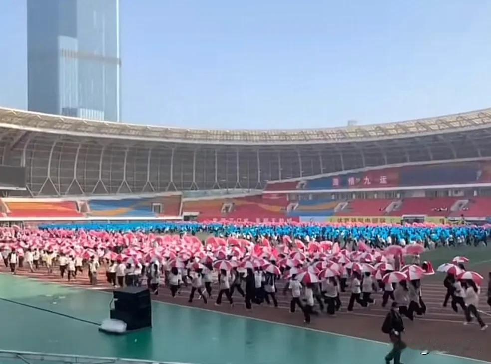  我们是送孩子来上学的，不是让孩子免费给你们城市做宣传的。
随着我们三门峡市第九