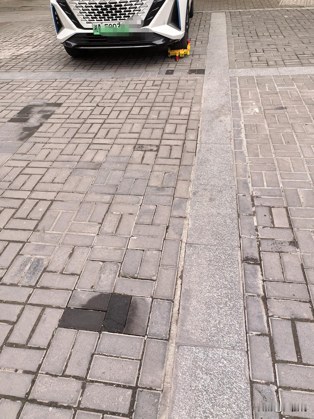 这车一看就不是本地的。
本地人都知道，不能够乱停车，要不然就要被城管罚100块。