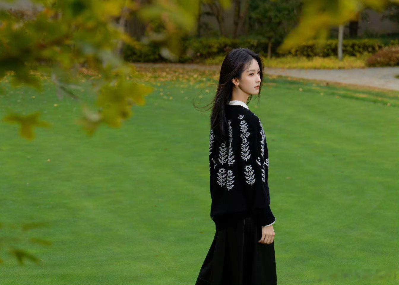 陈都灵今天线下活动路透 ​​​， 陈都灵好知性的美，和秋天好适配，松弛又有质感[