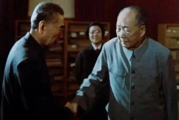 两位伟人的最后一次握手
这张照片拍摄于1974年5月29日。当时，周总理正陪同马