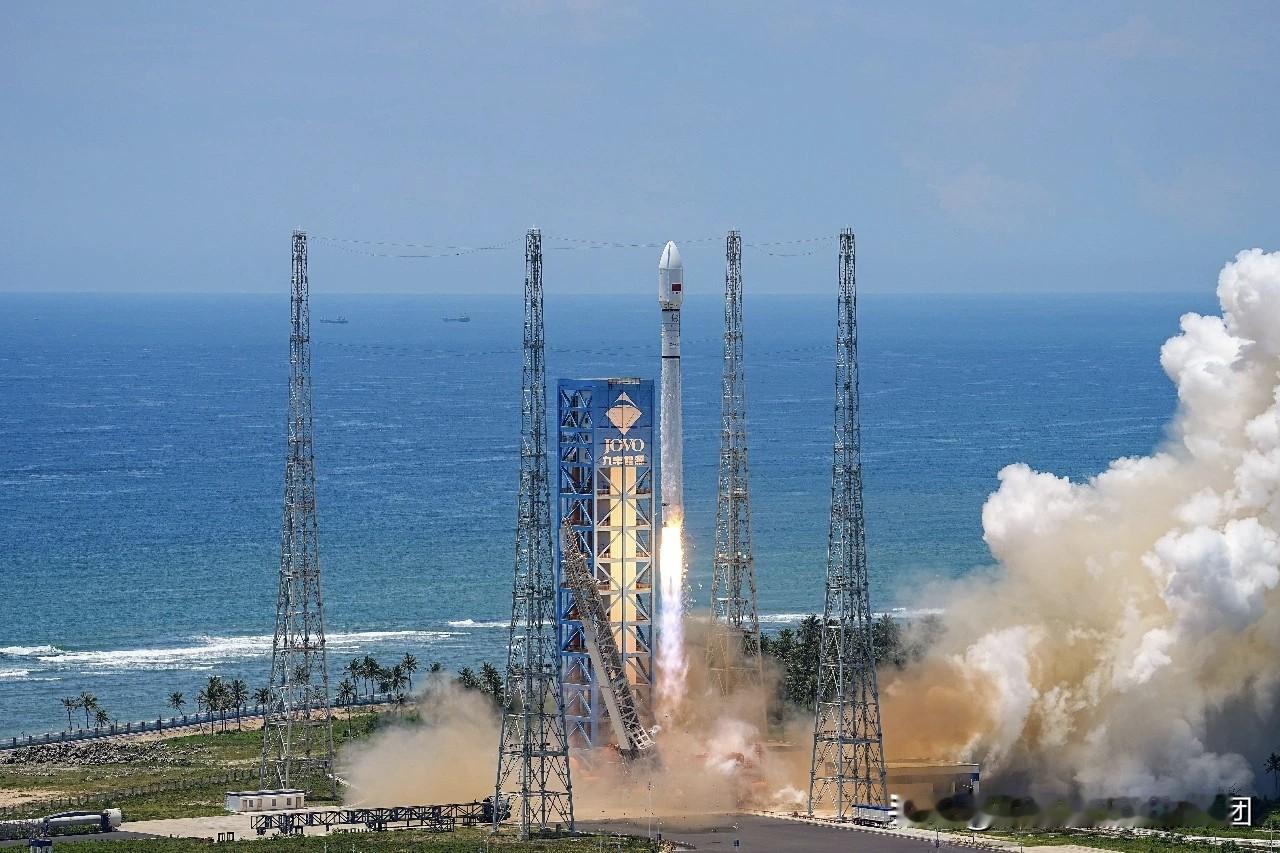 【长十二火箭成功发射卫星互联网低轨24组卫星】8月16日12时10分，长征十二号