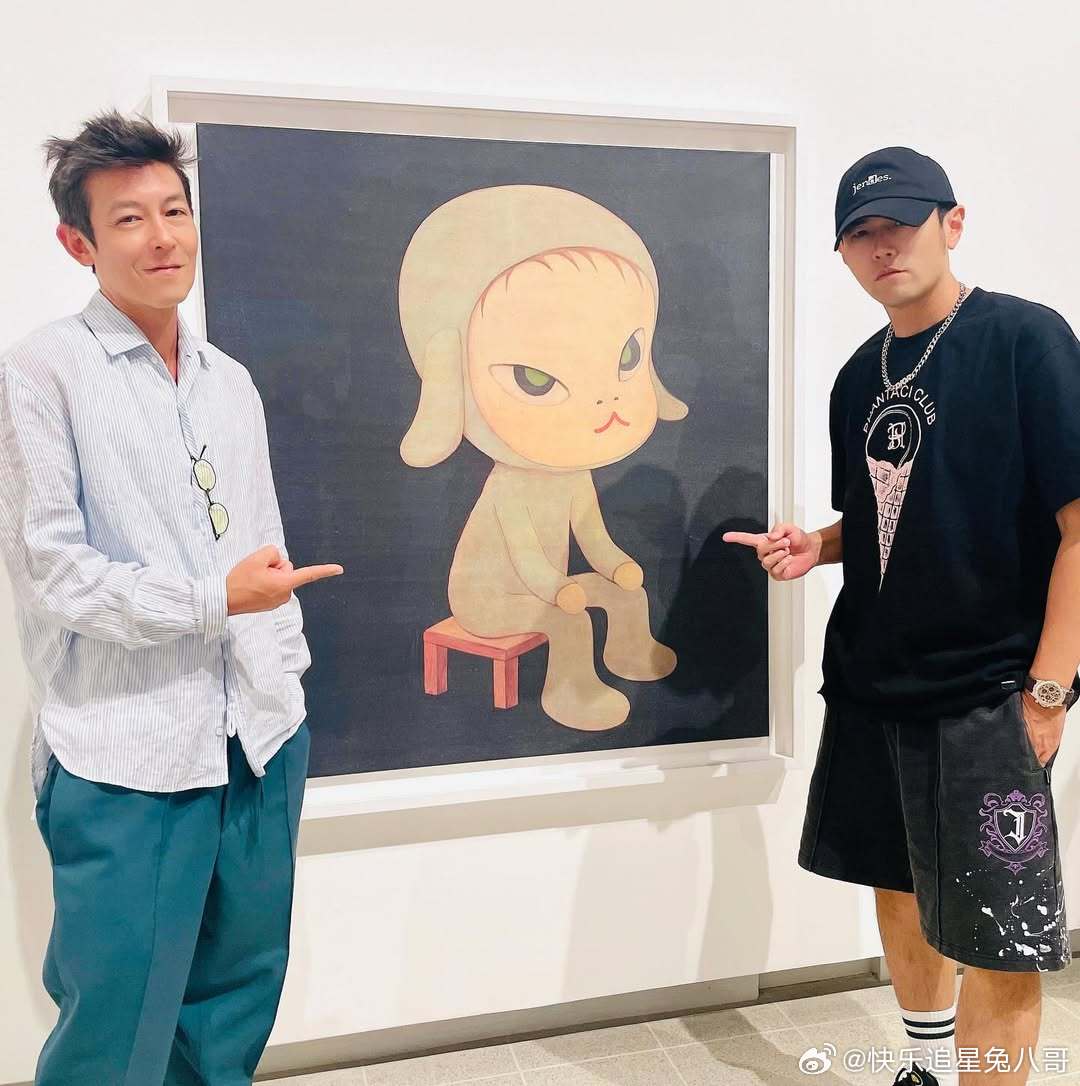 周杰伦陈冠希看展合照周杰伦陈冠希同框周杰伦陈冠希看展合照，哥俩好酷！ ​​​