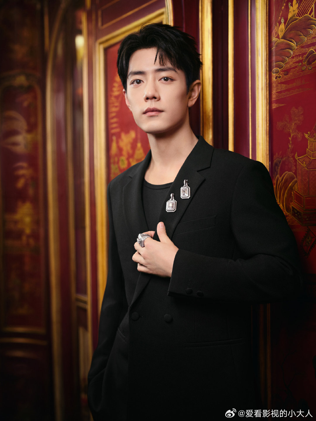 肖战置身法式生活空间 肖战闪耀光芒映照巴黎格调从芳登广场到镜头前，肖战带着巴黎格