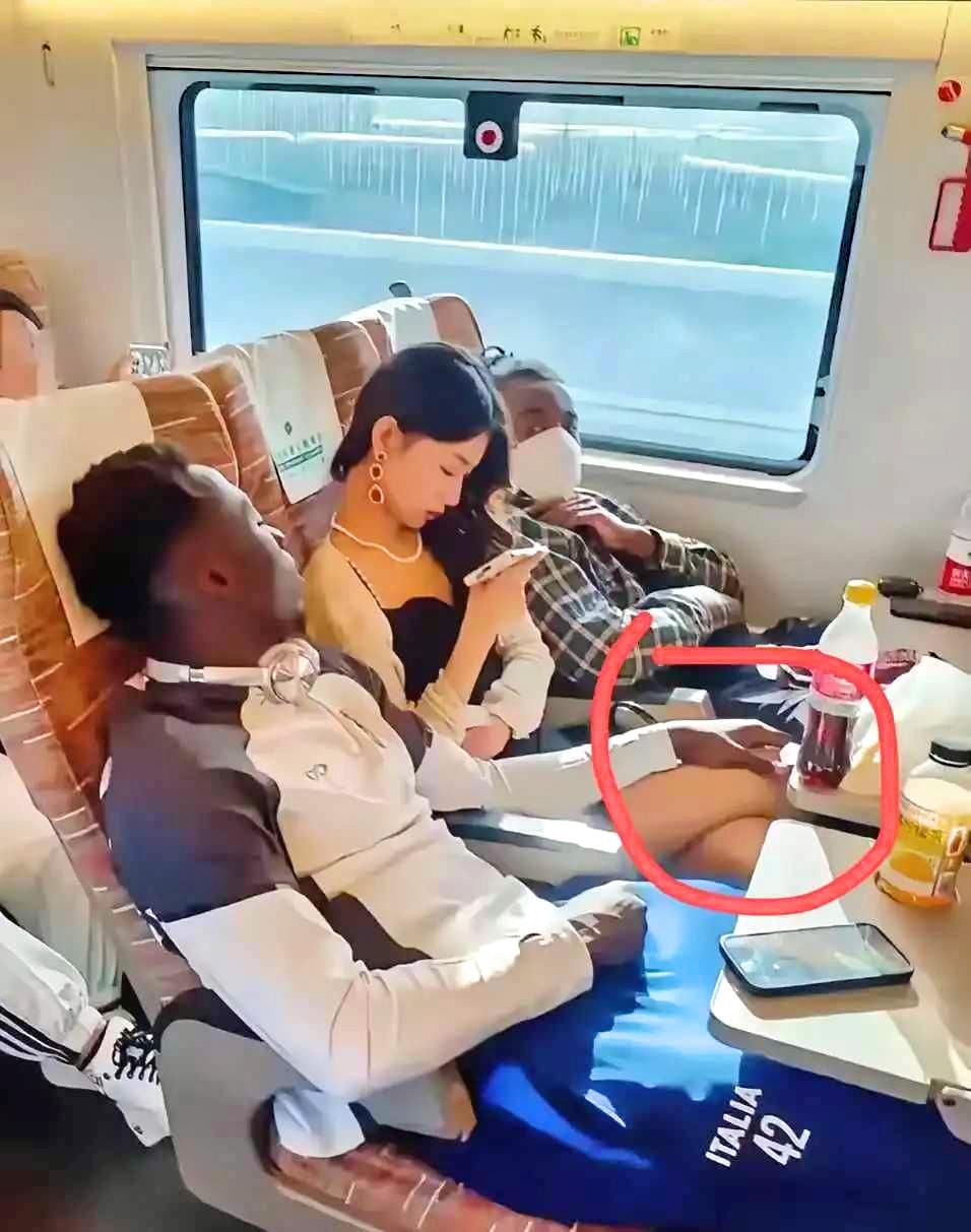 在山东老家，有个女的带了自己的黑人男友回家过年，被村里面骂得体无完肤，太多人无法