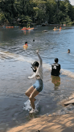 玩了五分钟，
住院一个月！
听说她要景区承担一部分责任，
不知道结果如何！