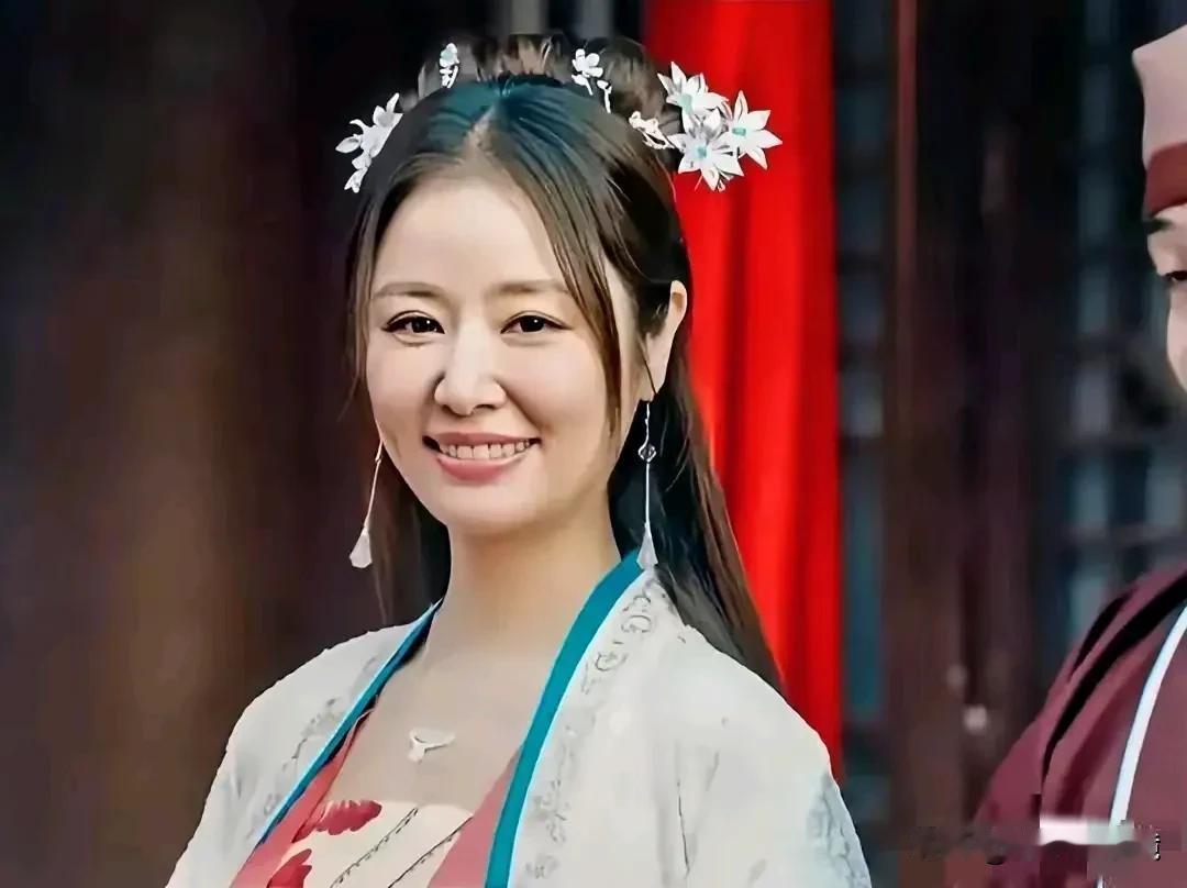 48岁的林心如在某部古装剧里要扮演少女的角色，很多网友都说接受不了，这模样就是妥