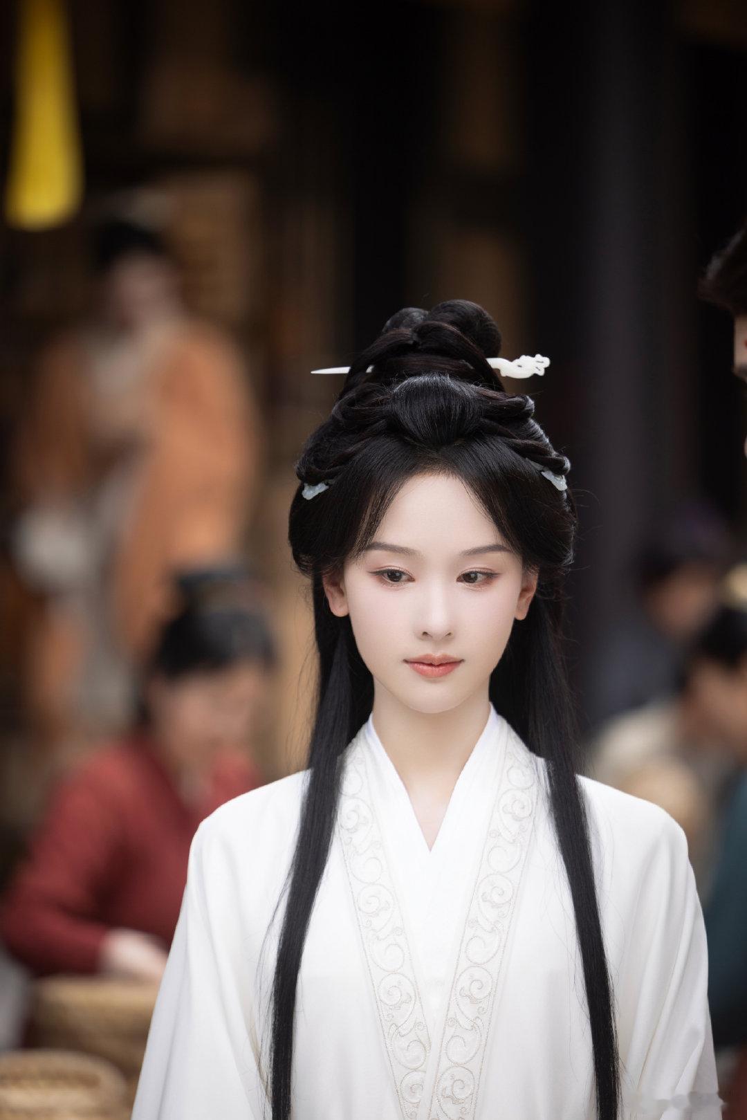 陈都灵白衣完全是仙女陈都灵白素衣越素越美 翘楚一身素白衣衫，气质空灵雅致，陈都灵